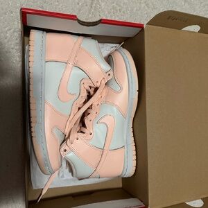 Nike dunk high light pink